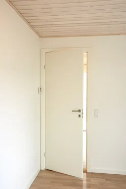 Stabil hvidmalet dør 72,5 x 204 cm